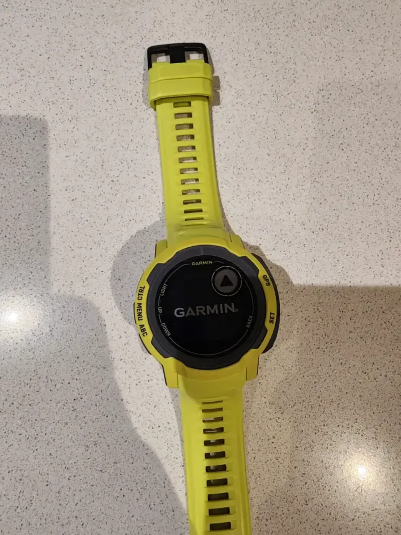 Reloj Garmin amarillo instinct 2 - 2