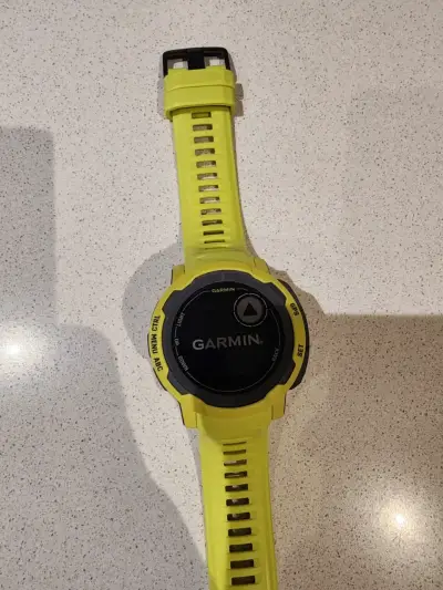 Reloj Garmin amarillo instinct 2 - miniatura 2