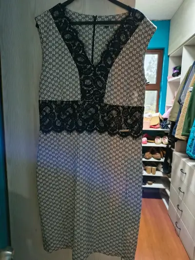 Vestido blanco y negro con encaje - miniatura 1