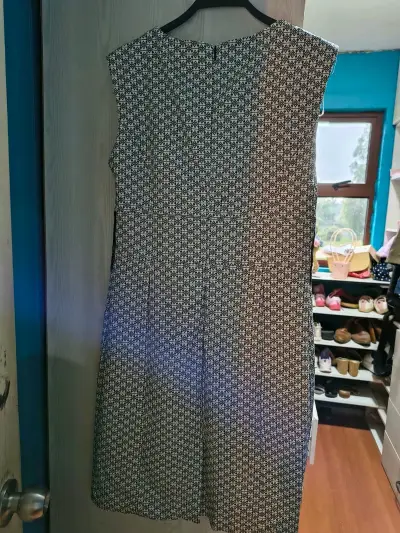 Vestido blanco y negro con encaje - miniatura 3