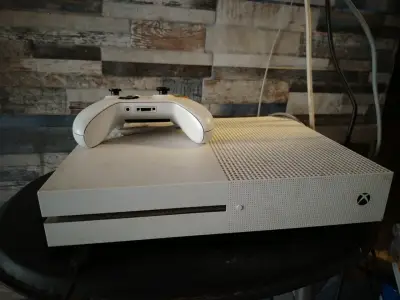 Consola Xbox One S con control - miniatura 2