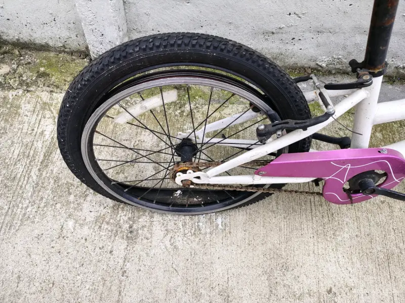 Bicicleta infantil blanca y rosada - 4
