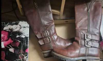 Botas cuero marrón con hebillas - miniatura 2