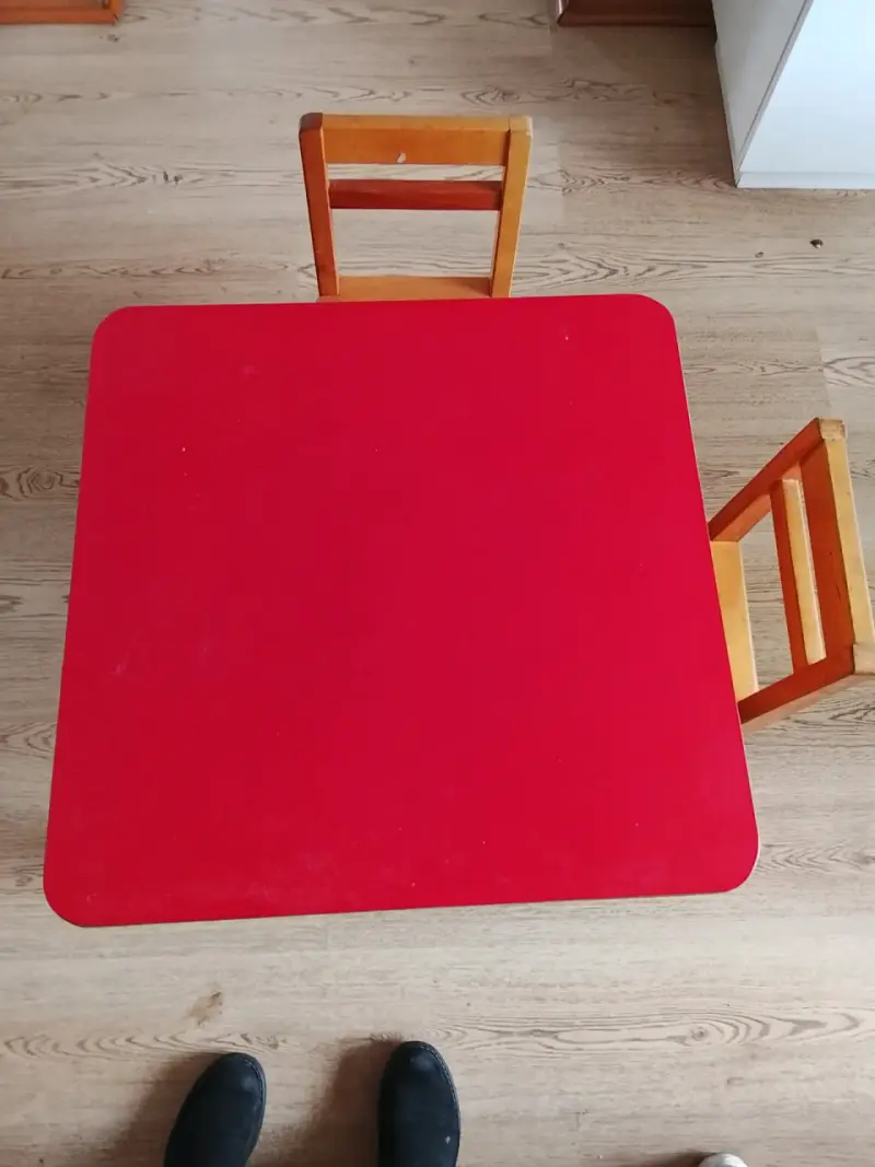 Mesa y sillas de niños rojas - 1