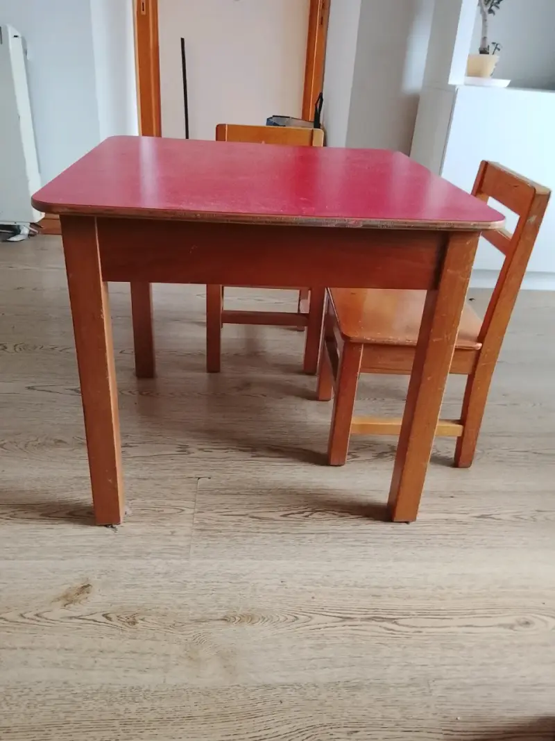 Mesa y sillas de niños rojas - 3