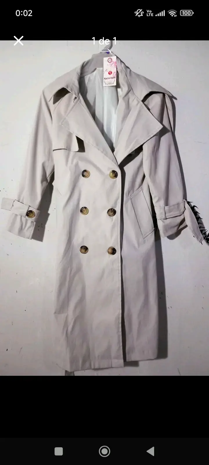 Abrigo beige con botones