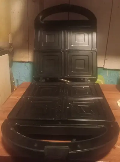 Sandwichera para 4 panes negra - miniatura 1