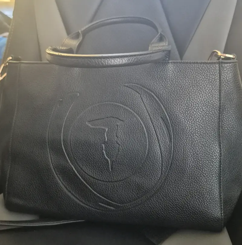 Cartera de cuero negra con logo en relieve - 1
