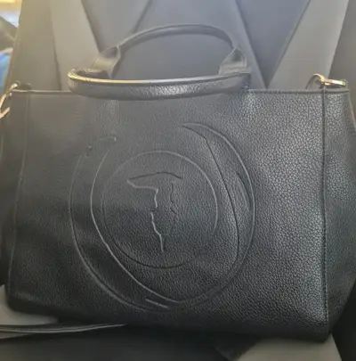Cartera de cuero negra con logo en relieve - miniatura 1