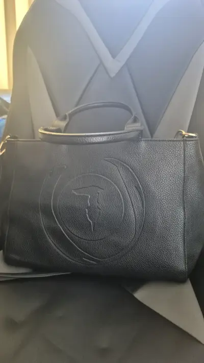 Cartera de cuero negra con logo en relieve - miniatura 2
