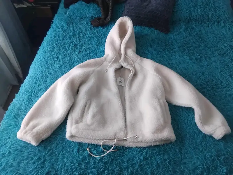 Chaqueta de lana blanca con capucha