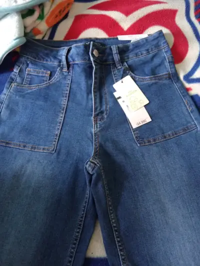 Jeans azul con etiqueta - miniatura 1