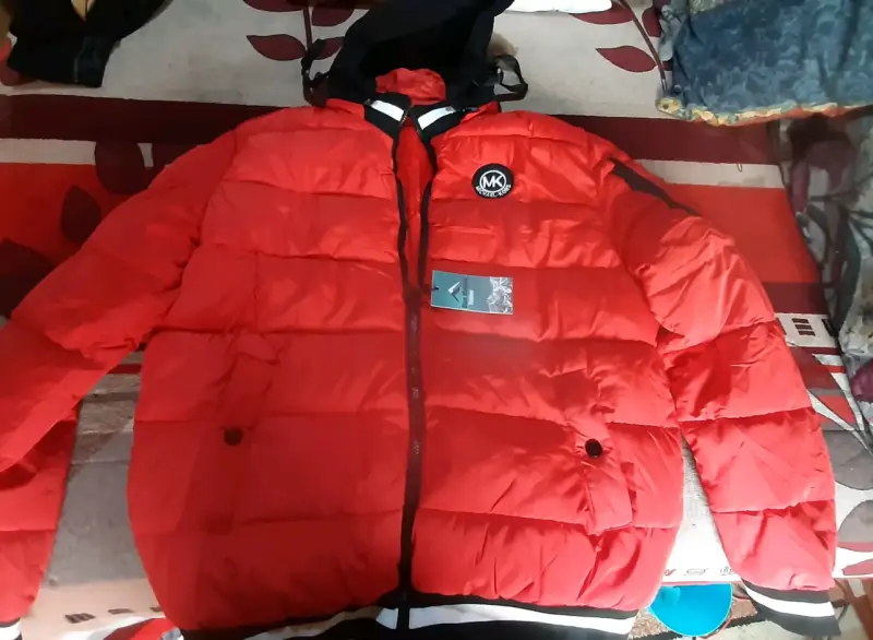 Chaquetas acolchadas blanca, roja y negra - 2