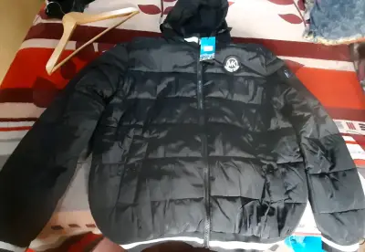 Chaquetas acolchadas blanca, roja y negra - miniatura 3
