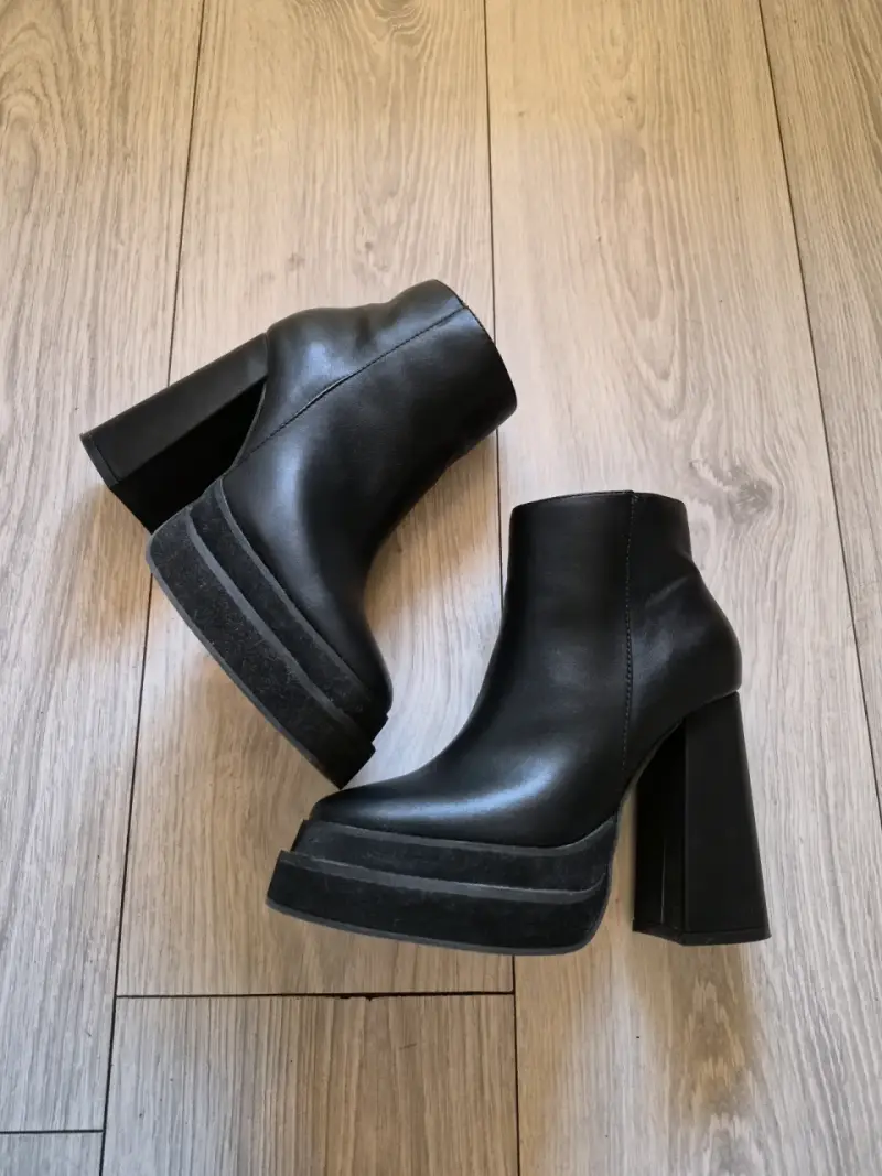 Botines negros con taco alto - 1
