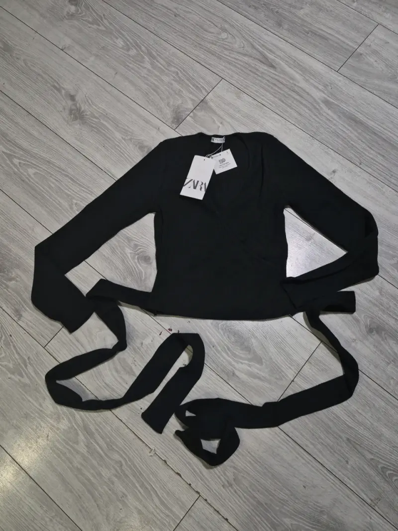 Top negro con lazo ZARA - 1