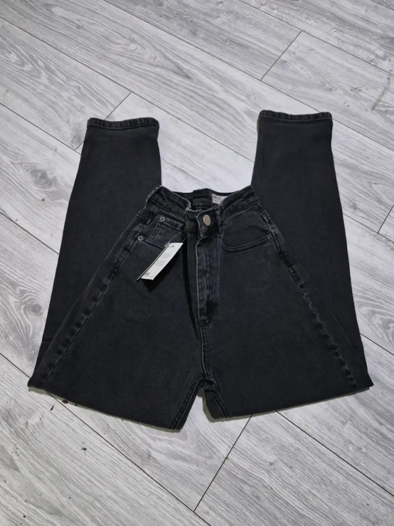 Jeans negros con etiqueta Asos - 1