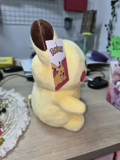 Peluche Pikachu con etiqueta - miniatura 3