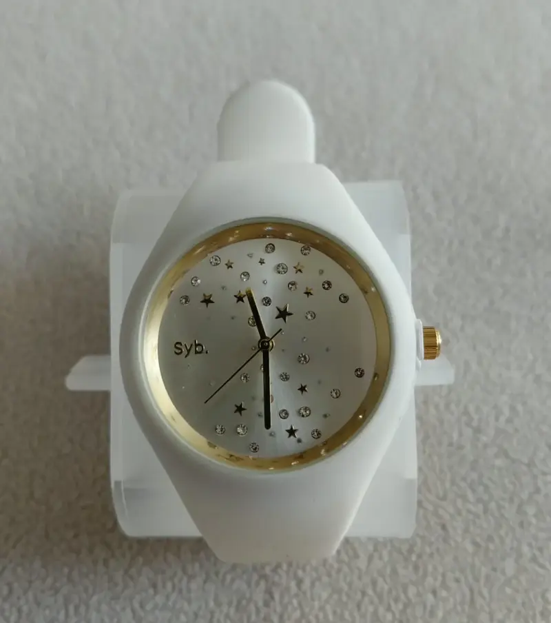 Reloj blanco con detalles dorados - 1