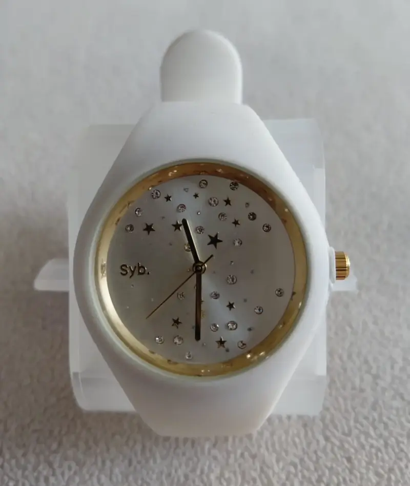 Reloj blanco con detalles dorados - 2