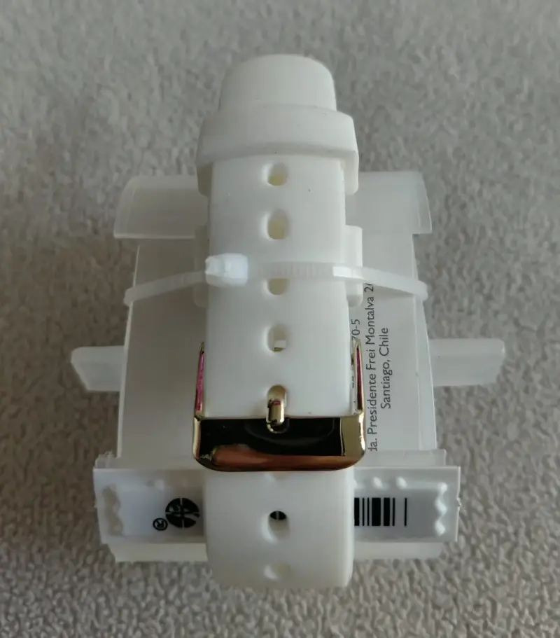 Reloj blanco con detalles dorados - 3