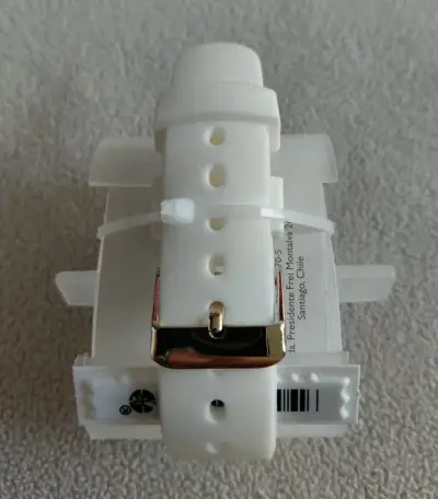 Reloj blanco con detalles dorados - miniatura 3