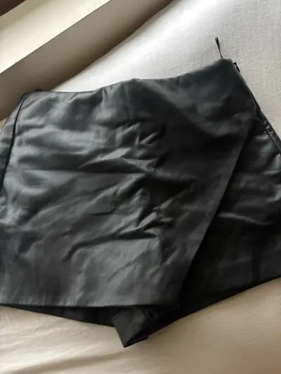 Falda  short eco cuero Zara talla S - miniatura 1