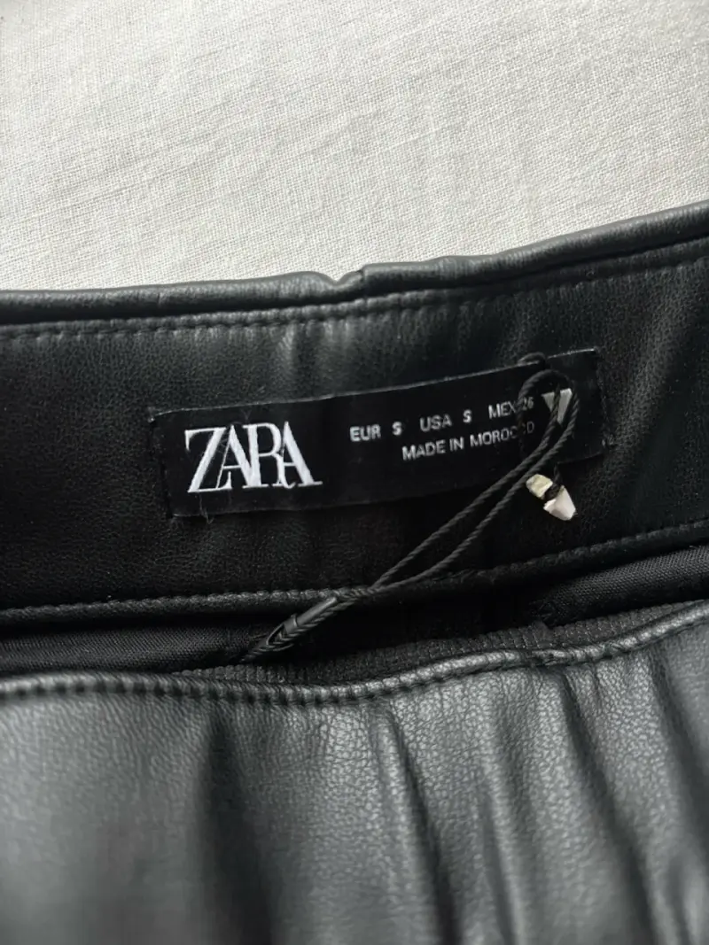 Falda  short eco cuero Zara talla S - 2