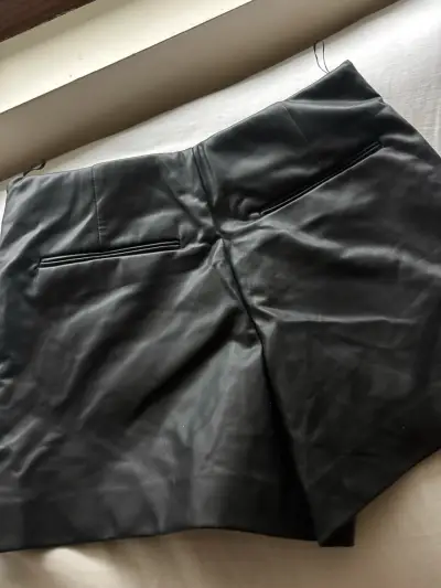 Falda  short eco cuero Zara talla S - miniatura 3