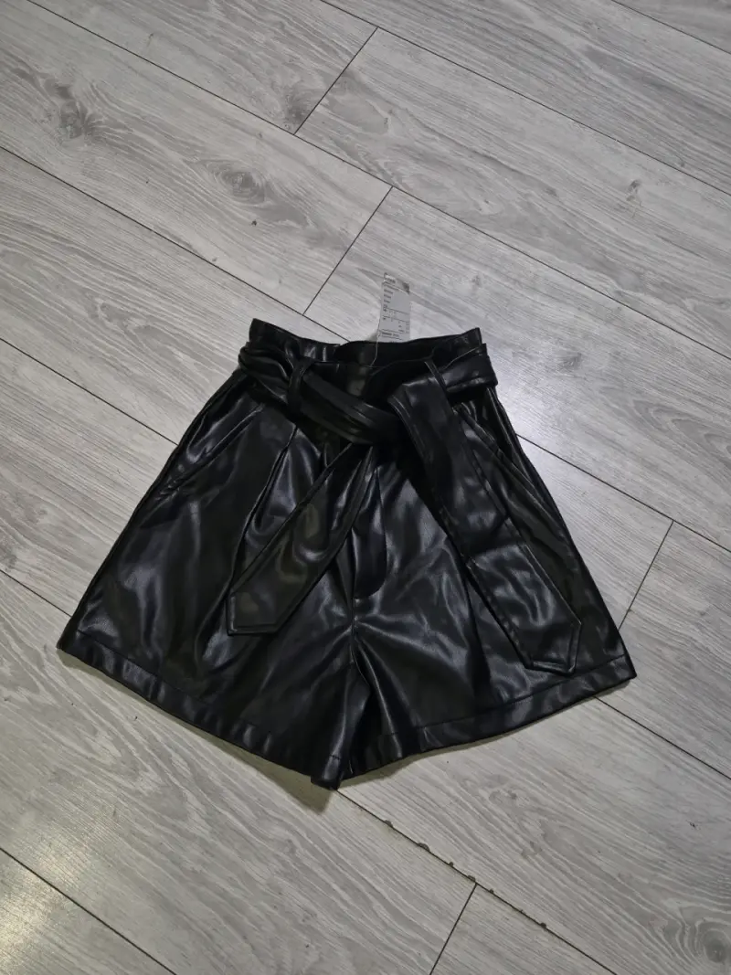 Set blusa negra y short cuero - 4
