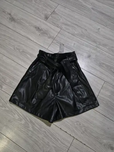 Set blusa negra y short cuero - miniatura 4