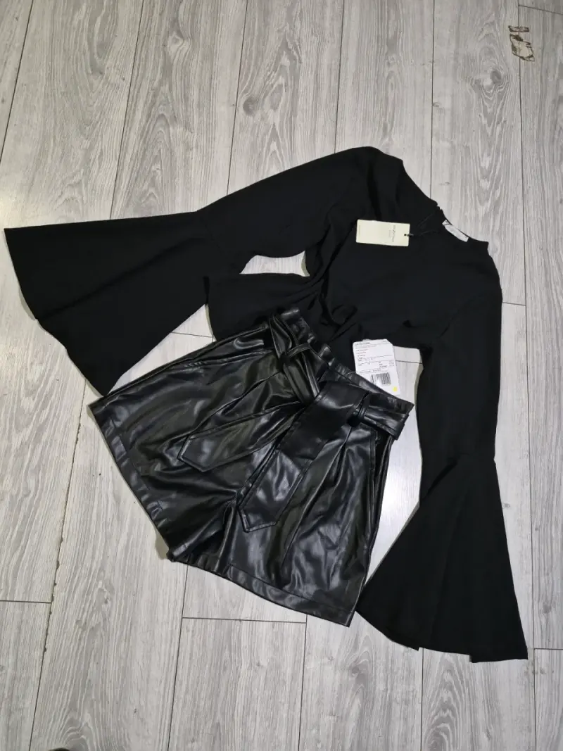 Set blusa negra y short cuero - 1