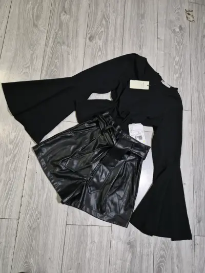 Set blusa negra y short cuero - miniatura 1