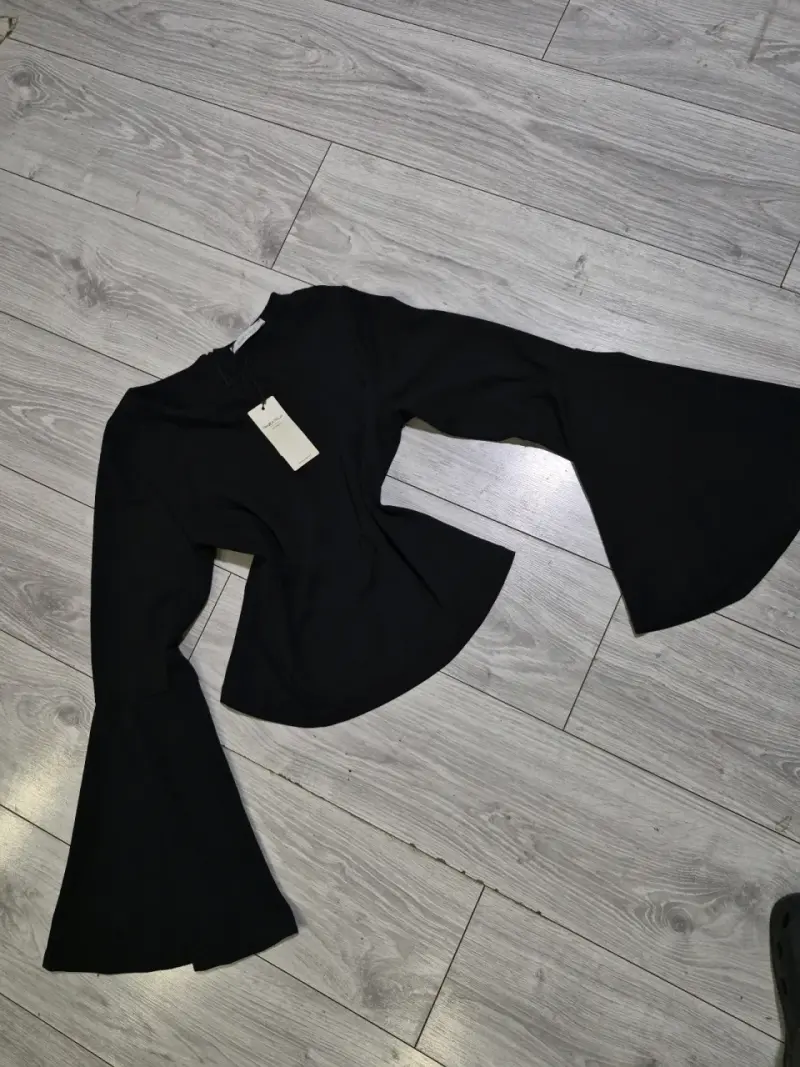 Set blusa negra y short cuero - 2