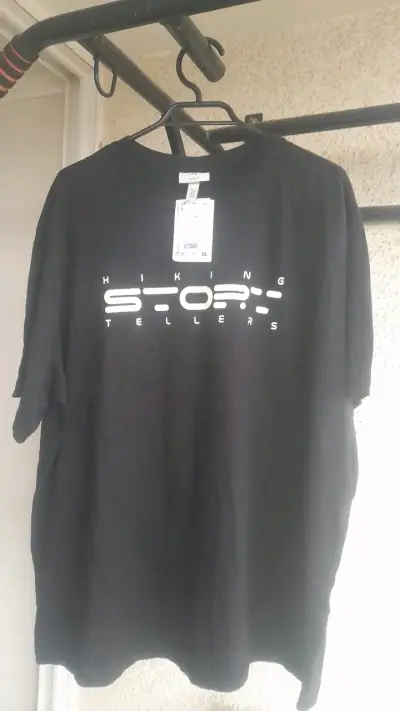 Polera negra con estampado - miniatura 1
