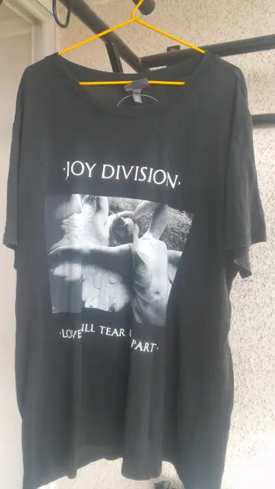 Polera negra con estampado - miniatura 2