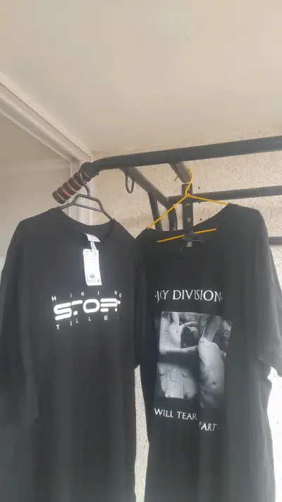Polera negra con estampado - miniatura 3
