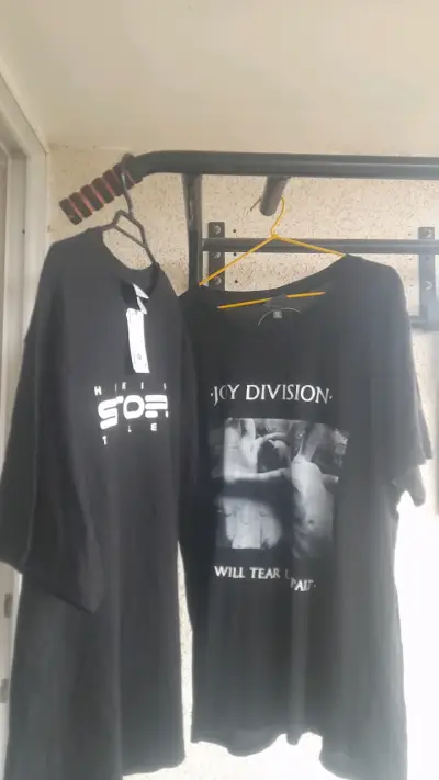 Polera negra con estampado - miniatura 5