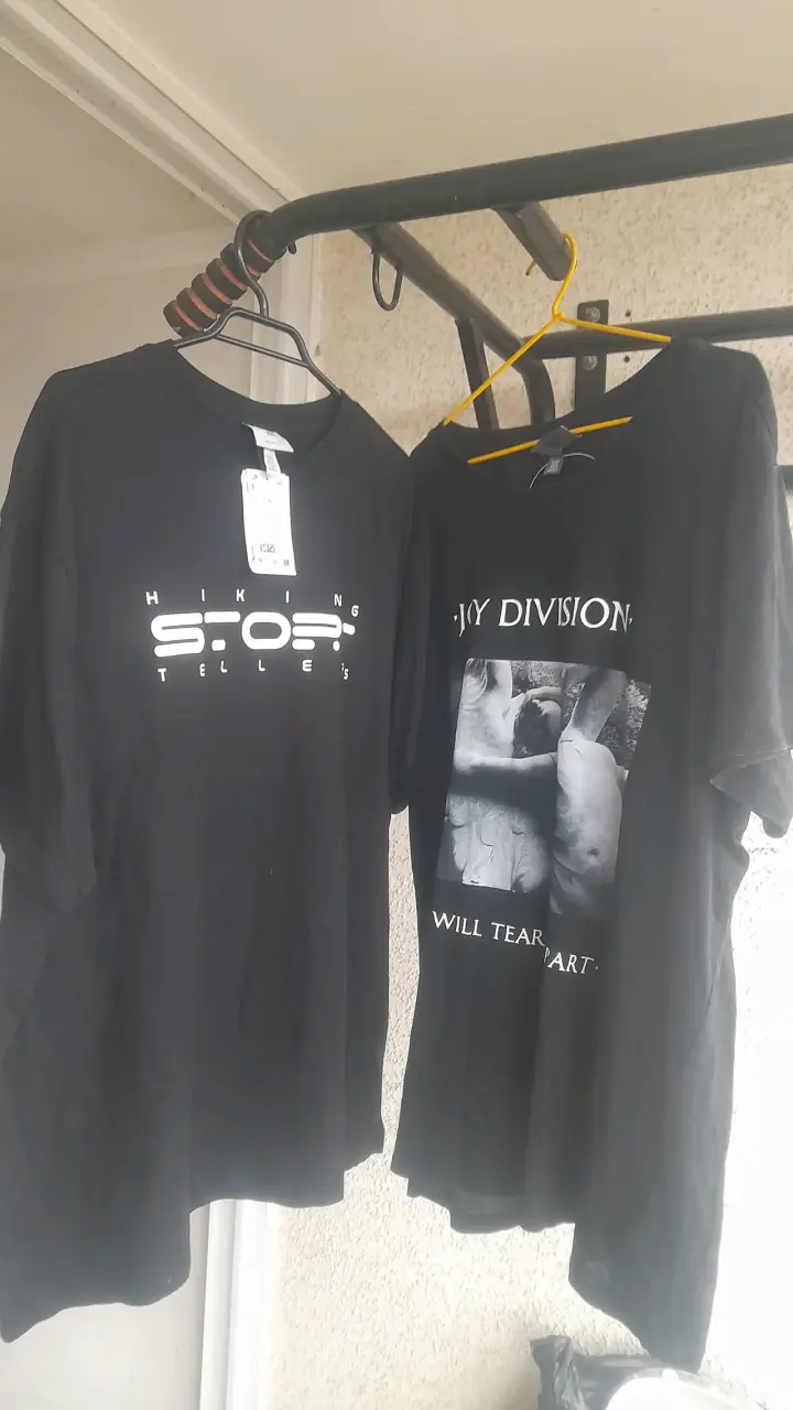 Polera negra con estampado - 6