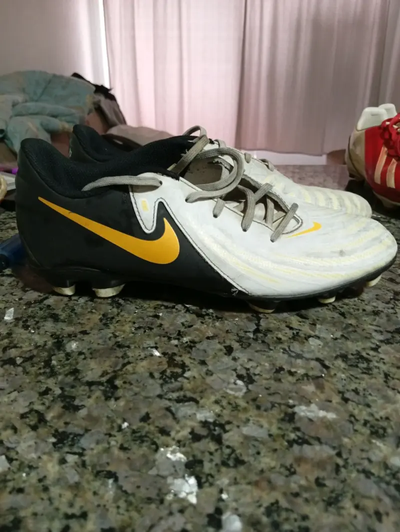 Zapatos de fútbol Nike blanco y negro