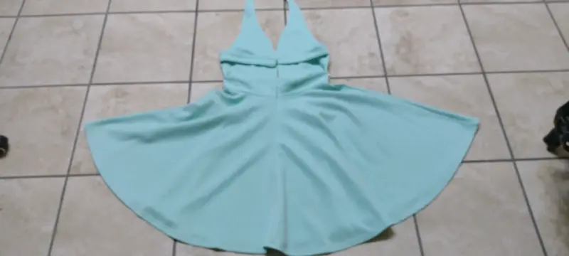 Vestido celeste con adorno plateado - 4