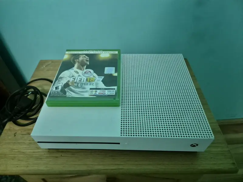 Consola Xbox One S con FIFA 18 - 1