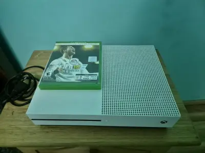 Consola Xbox One S con FIFA 18 - miniatura 1