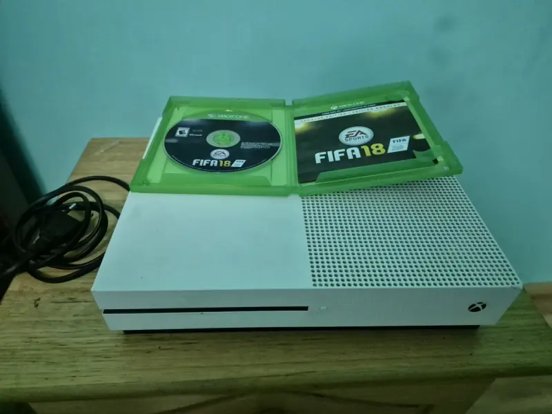Consola Xbox One S con FIFA 18 - 2