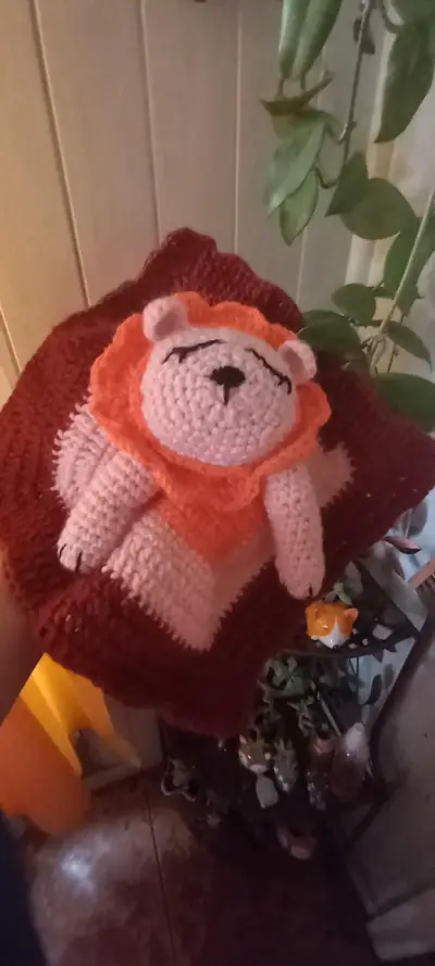 Peluche de apego  león mantita tejido a mano - miniatura 2