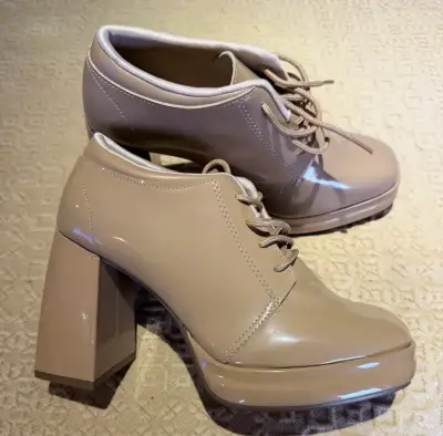 Zapatos de taco alto beige elegantes - miniatura 1