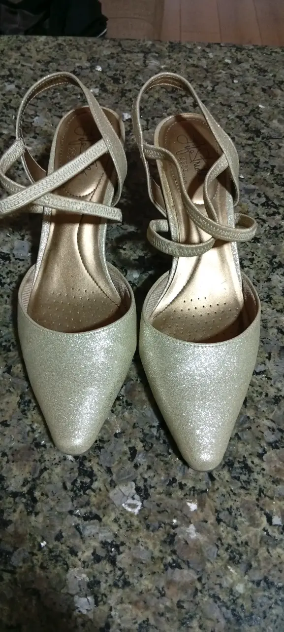 Tacones dorados brillantes