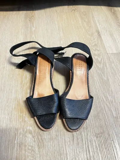 Sandalias negras con tacón - miniatura 1