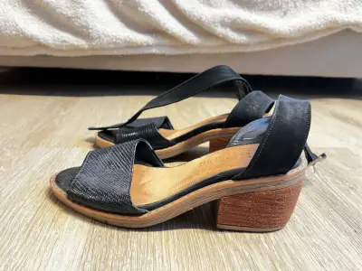 Sandalias negras con tacón - miniatura 2