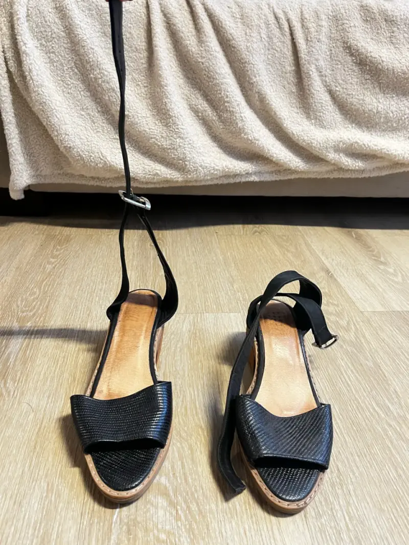 Sandalias negras con tacón - 3